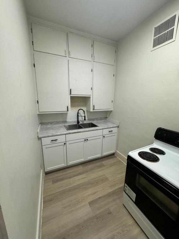 Photo - 404 E Bond St