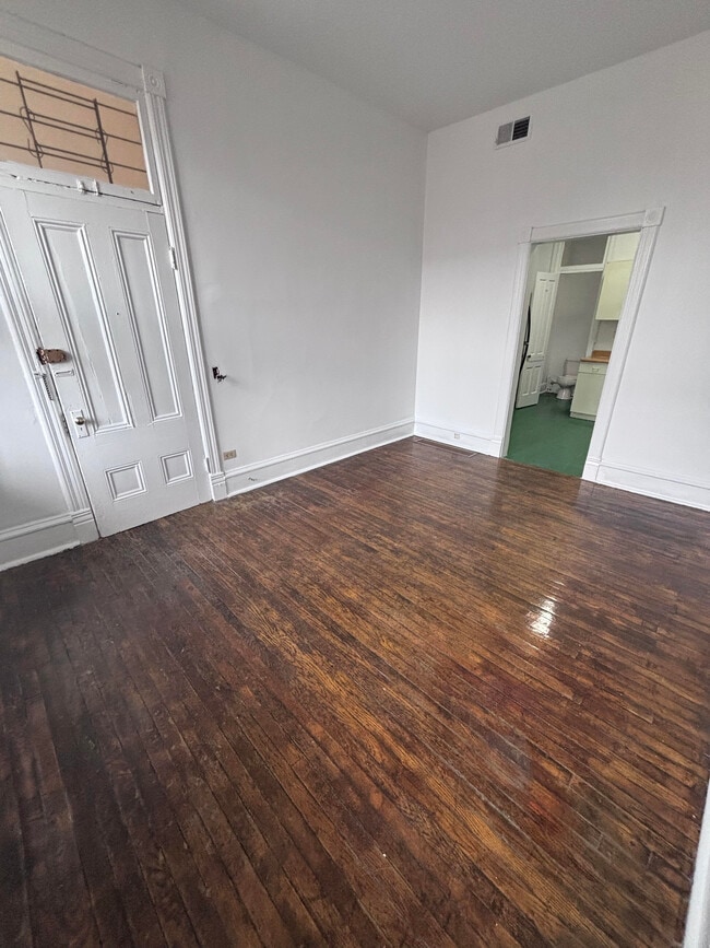 Building Photo - 1905 W Division St Unit 2 Rear