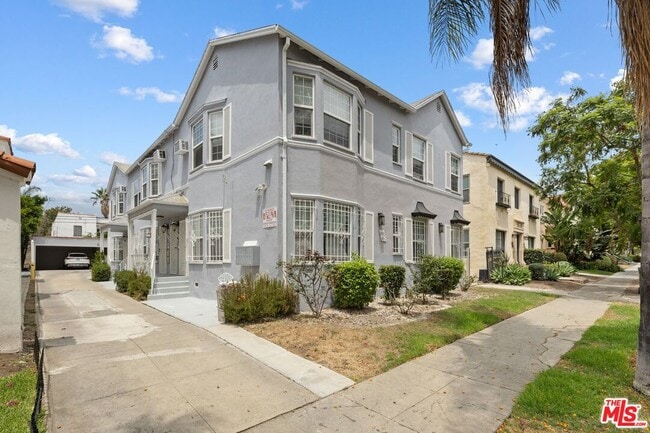 Photo - 437 N Genesee Ave Unidad 1/2