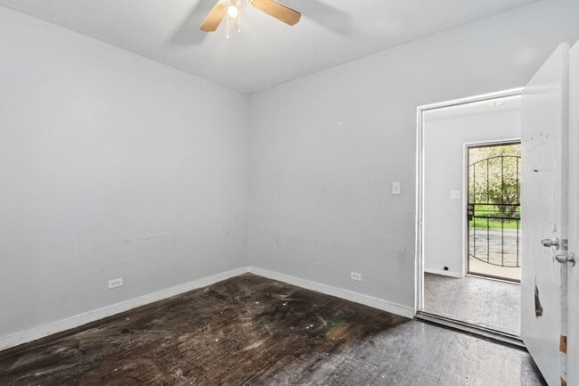 Photo - 6913 S Throop St