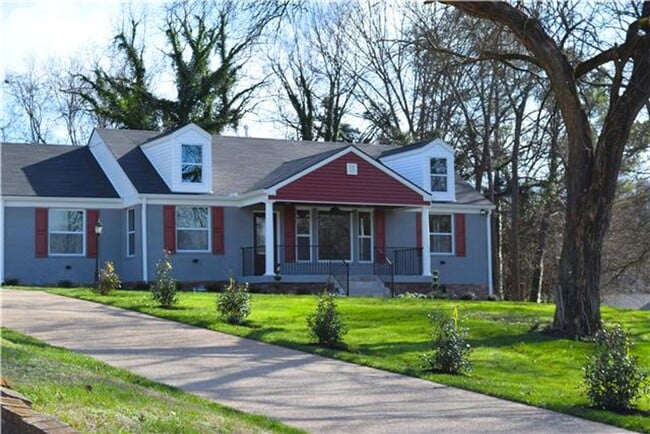 Photo - LIKE NEW! Extensive renovation in established Glencliff Estates