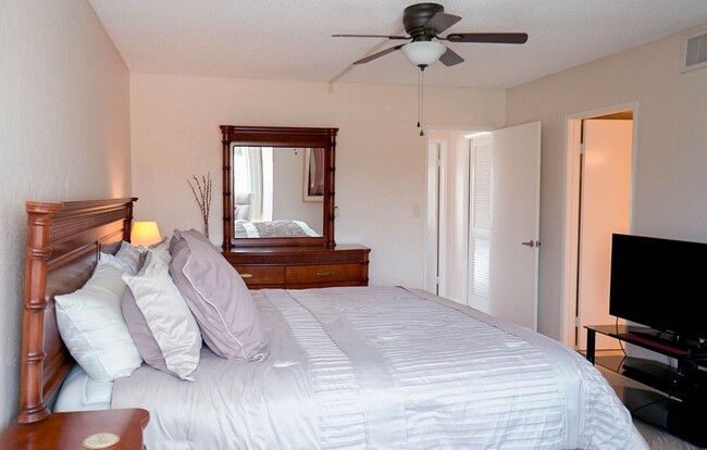 Photo - Lakeside Golf Course Retreat in Cathedral ...