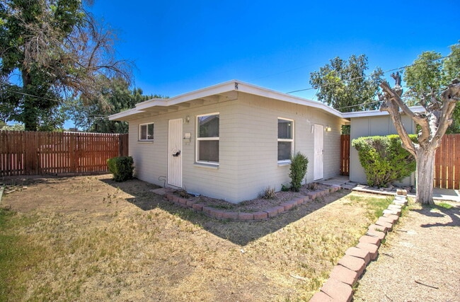 Building Photo - 2133 W Morten Ave