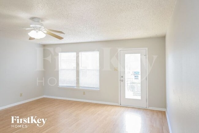 Photo - 915 Streamside Dr