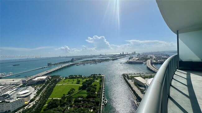 Photo - 888 Biscayne Blvd Unidad 4312 Rental