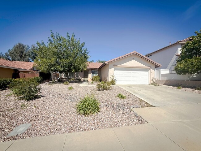 ONE STORY ~PRIVATE & GATED POOL~ 3 BED/2 B... - ONE STORY ~PRIVATE & GATED POOL~ 3 BED/2 B... House