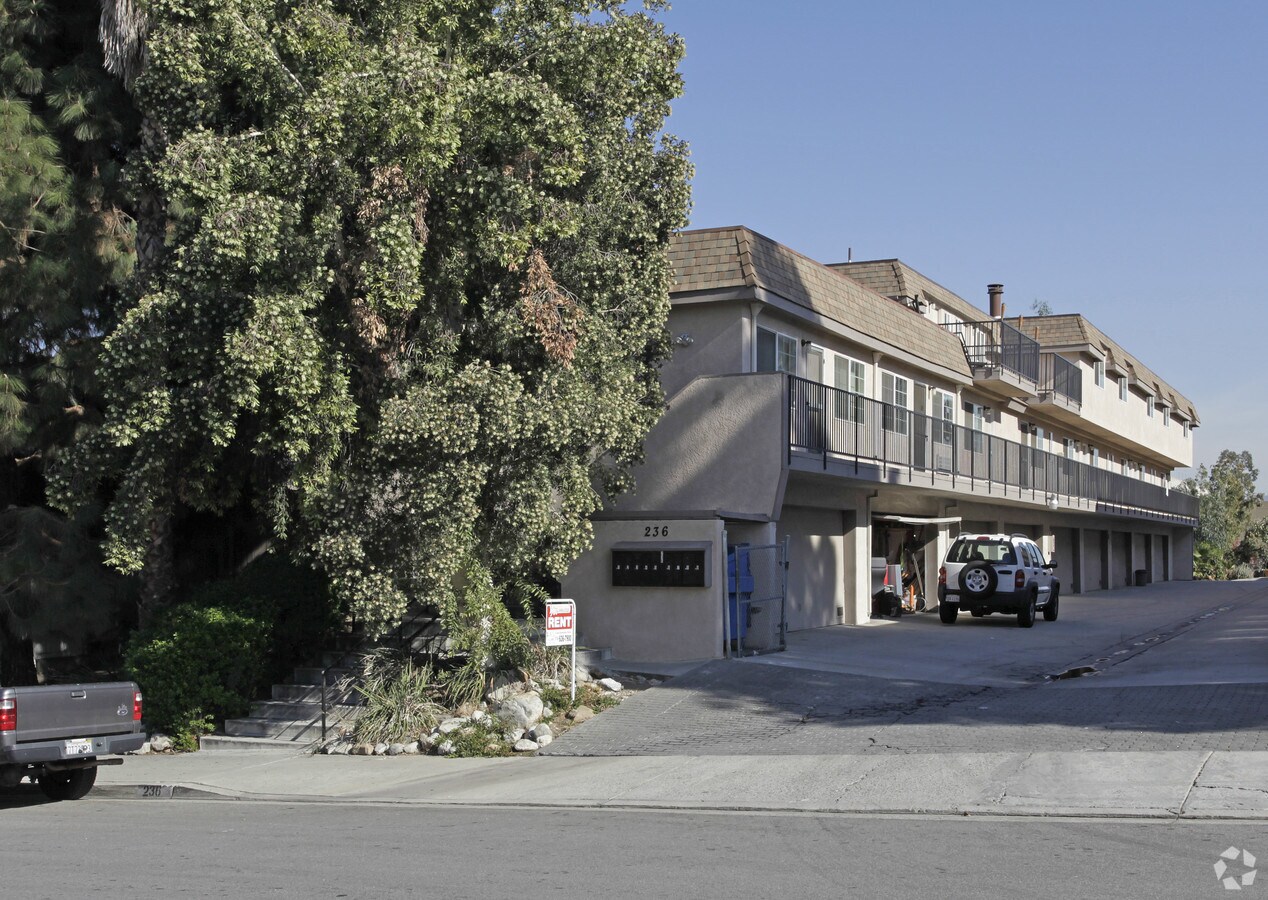 Poplar Townhomes - Poplar Townhomes