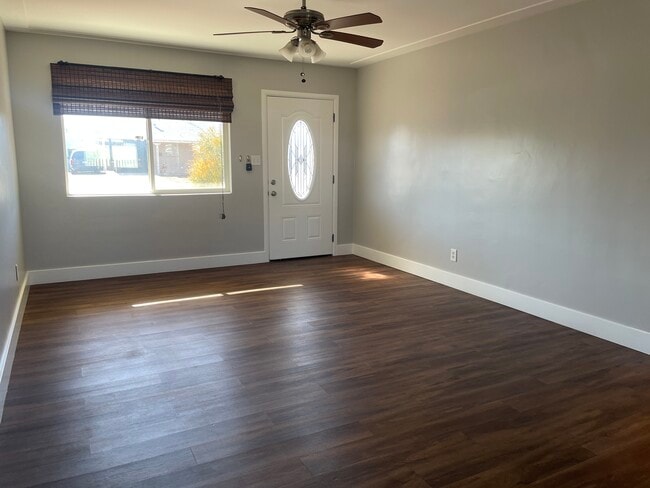 Livingroom - 2118 W Glenn Dr