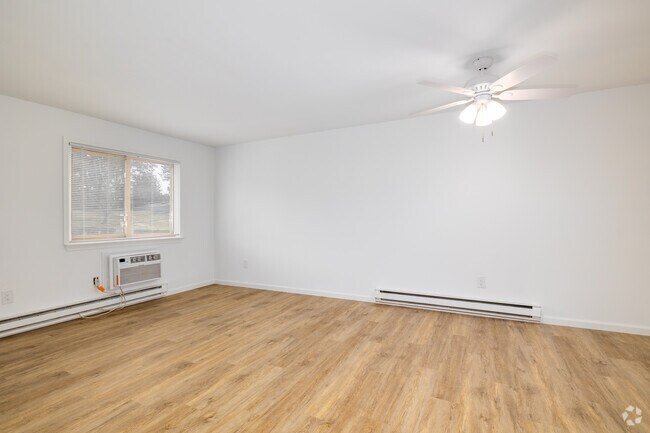 1BR, 1BA - 723SF - Living Room