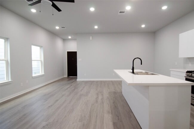 Photo - 2830 Mansfield St