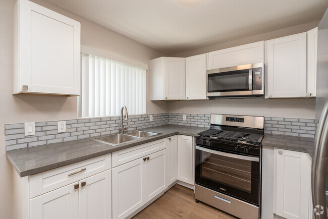 3BR, 2BA - 875SF - Kitchen - 1040 S Lake St Apartments