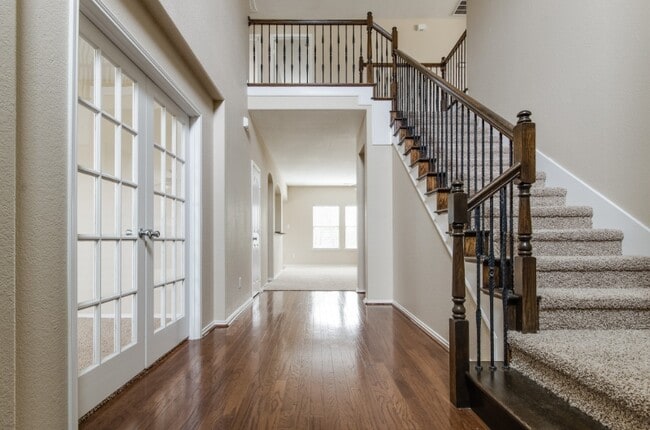 Photo - 249 Niagara Falls Dr