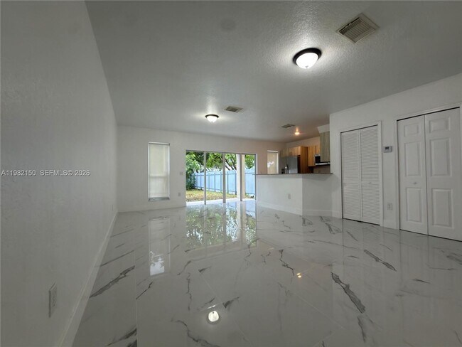 Photo - 689 NW 6th St
