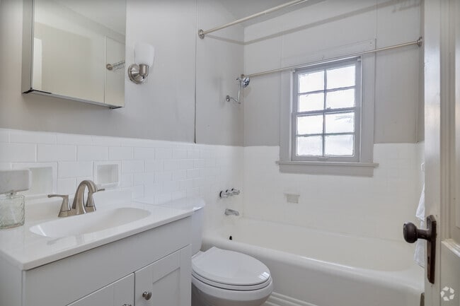 1BR, 1BA - 473SF - Bathroom