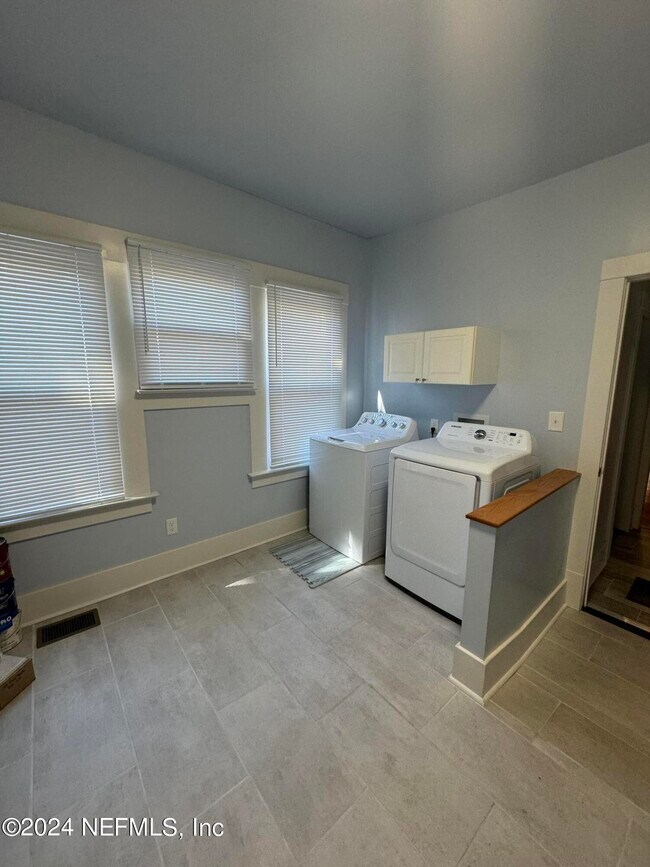 Photo - 424 E 6th St