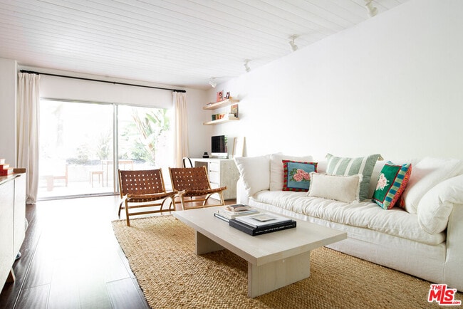 Building Photo - 1131 Alta Loma Rd