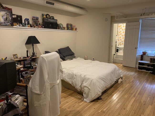 Photo - 2105 N Charles St Unidad 1