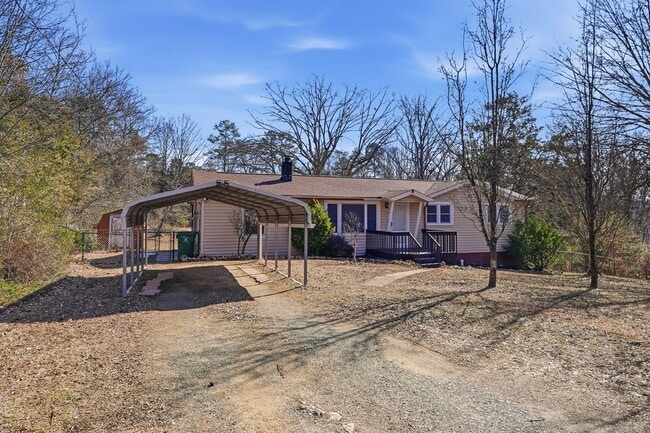 Building Photo - Spacious Family Living in This 3BR Home with a Large Backyard