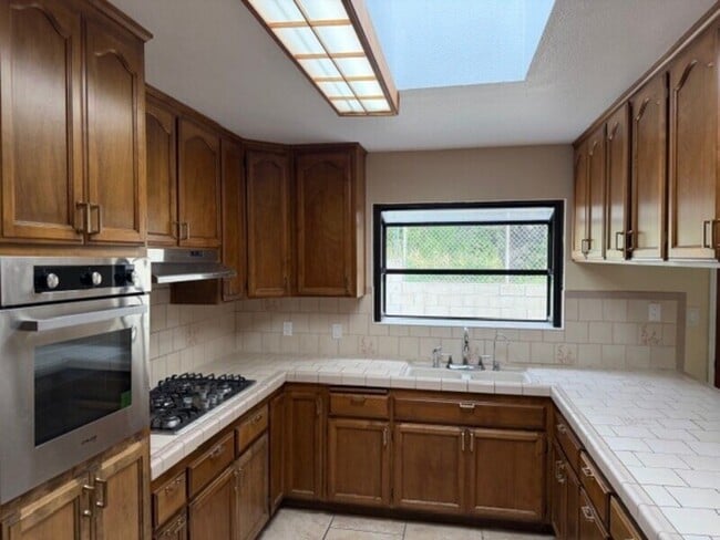 Building Photo - 1609 Grove St Unit B