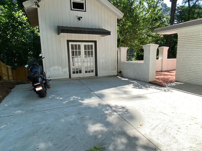 Building Photo - Amazing in town ranch awaits you!