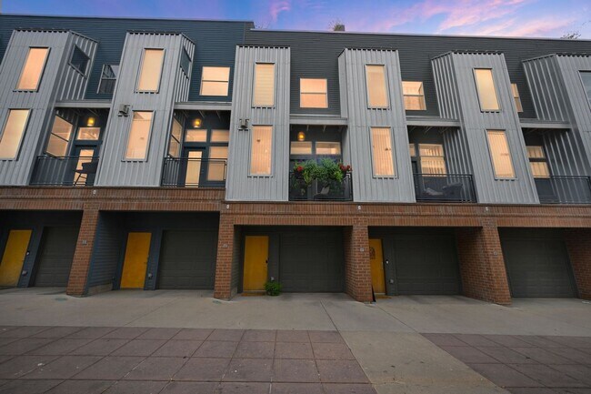 Building Photo - 2680 Blake St Rental