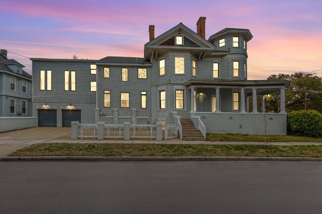Building Photo - HUGE 5 Bed Home