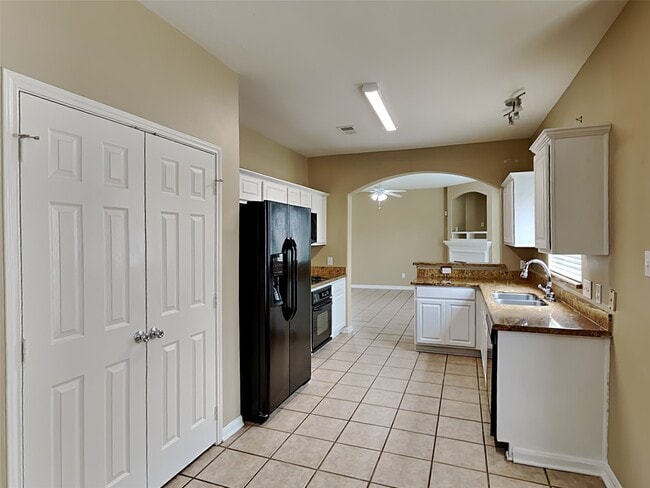 Building Photo - 411 Cedar Point Dr