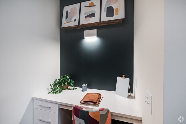 1BR, 1BA - 765SF - Desk