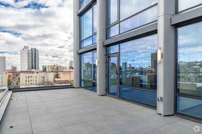 2BR, 2BA - 748SF - Balcony