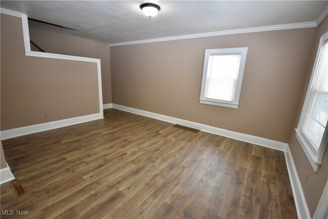 Photo - 583 Victoria Ave