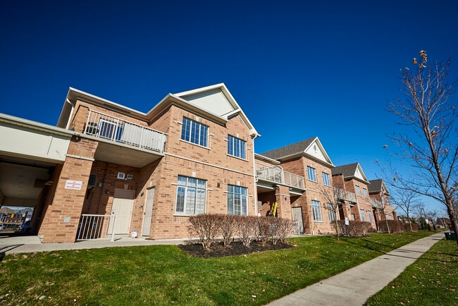 Building Photo - Spacious 2 bedroom unit with outdoor space