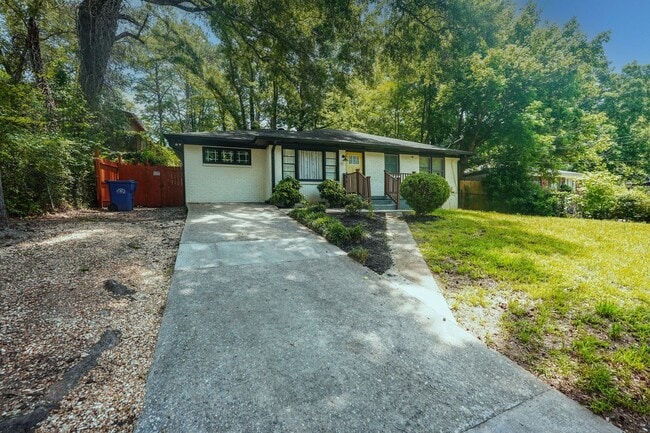Photo - 1090 Indale Pl SW