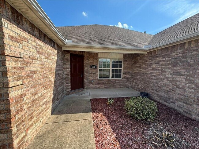 Photo - 601 Lasso Ln