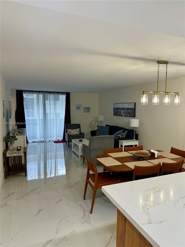 Building Photo - 2625 Collins Ave Unit 210 Rental