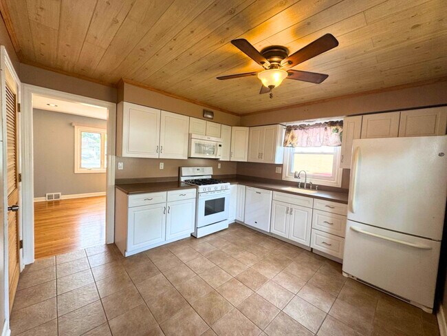 Photo - 817 Spring Rd