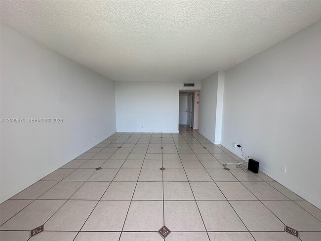 Building Photo - 100 Bayview Dr Unit 823