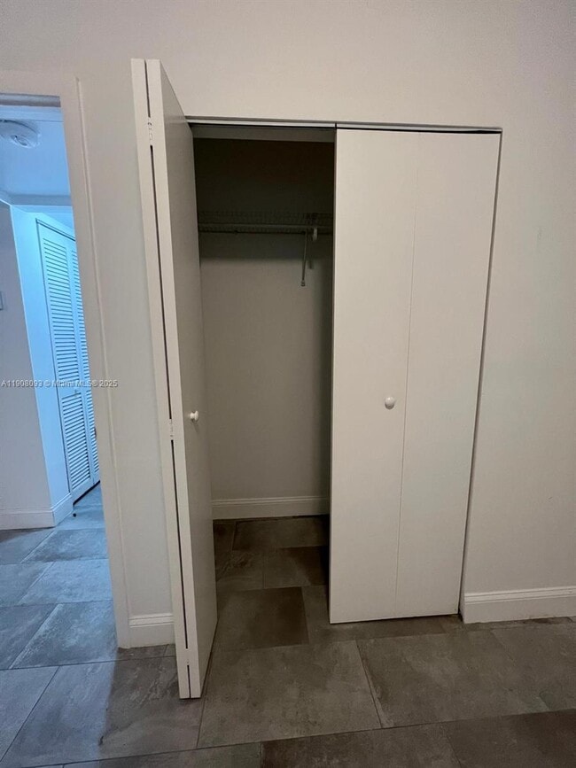 Building Photo - 501 NW 30th St Unit 7