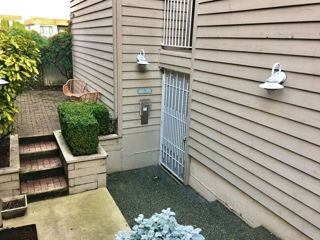 Building Photo - Gorgeous Queen Anne View Condo Unit 100