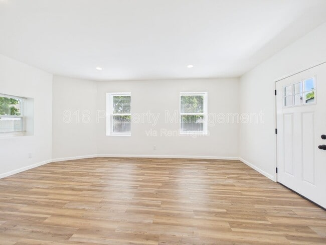 Photo - 633 S Fuller Ave