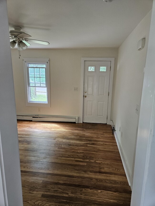 Living r - 164-2 Bridgeport Ave Unit 1st FL