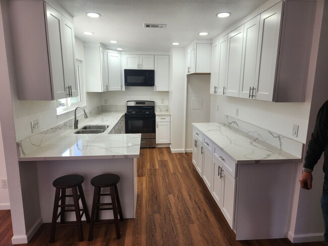 Renovated 3 bed 2 bath. - Renovated 3 bed 2 bath. House