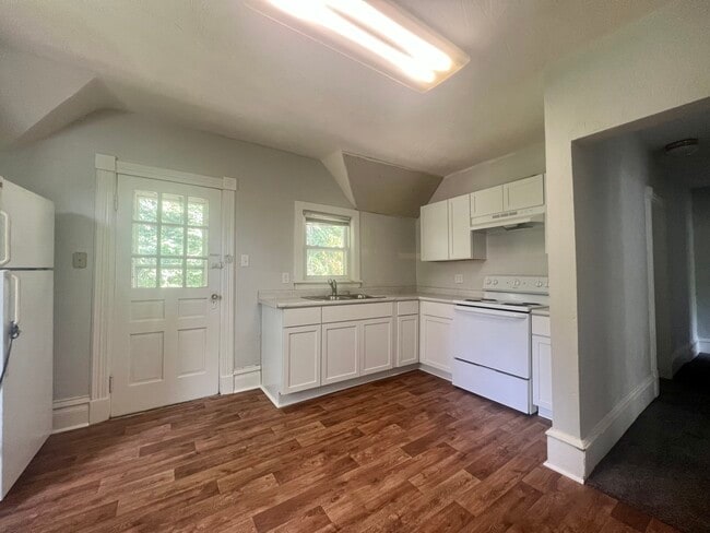 Kitchen - 119 S 6th St Unit 1