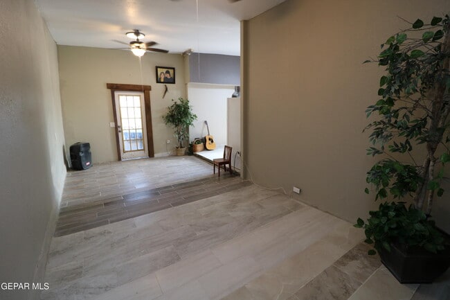 Photo - 5723 Alameda Ave Apartment Unit B