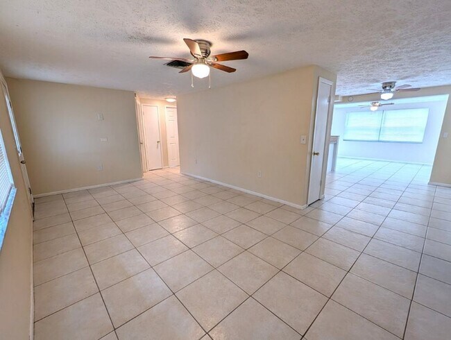 6617 Lenoir Dr