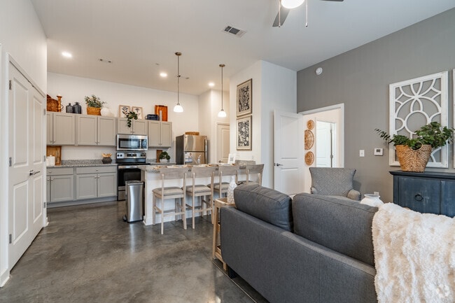 2BR, 2BA - 926SF - Living Room