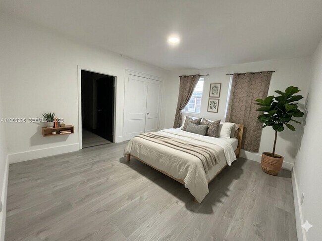 Photo - 1560 SW 5th St Unit 3