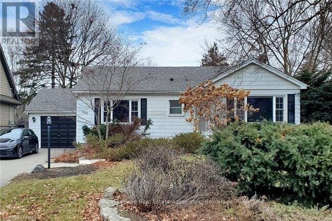 Photo - 925 Kingsway Dr