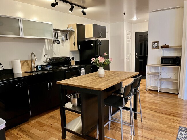 Building Photo - Pet-friendly Ground level Modern apartment Unit 4