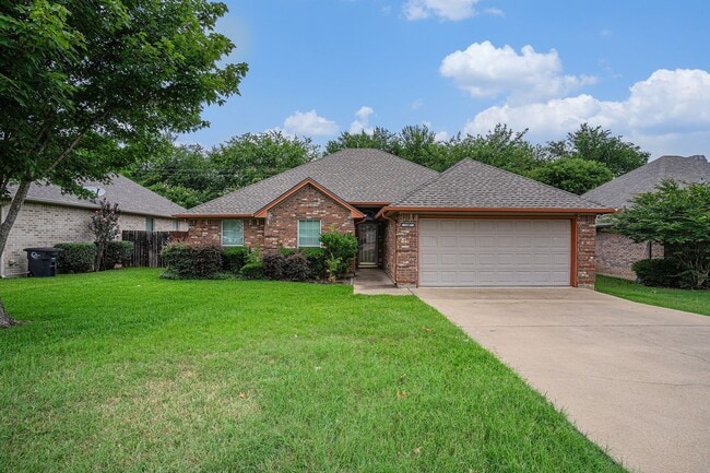 Building Photo - Welcome to this inviting 3-bedroom, 2-bathroom home in the heart of Cleburne, perfectly suited fo...