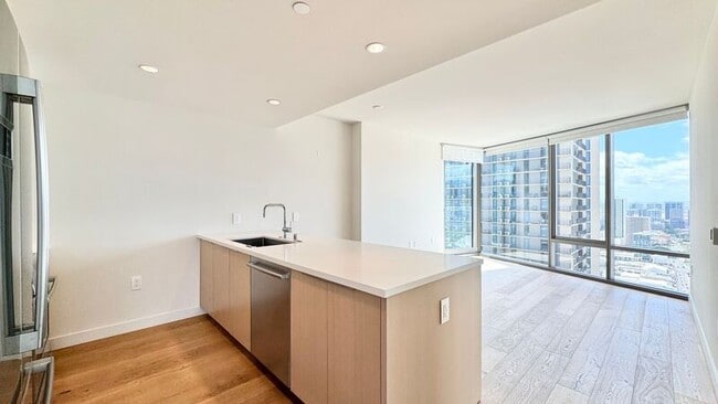 Building Photo - 1001 Queen St Unit 3315 Rental
